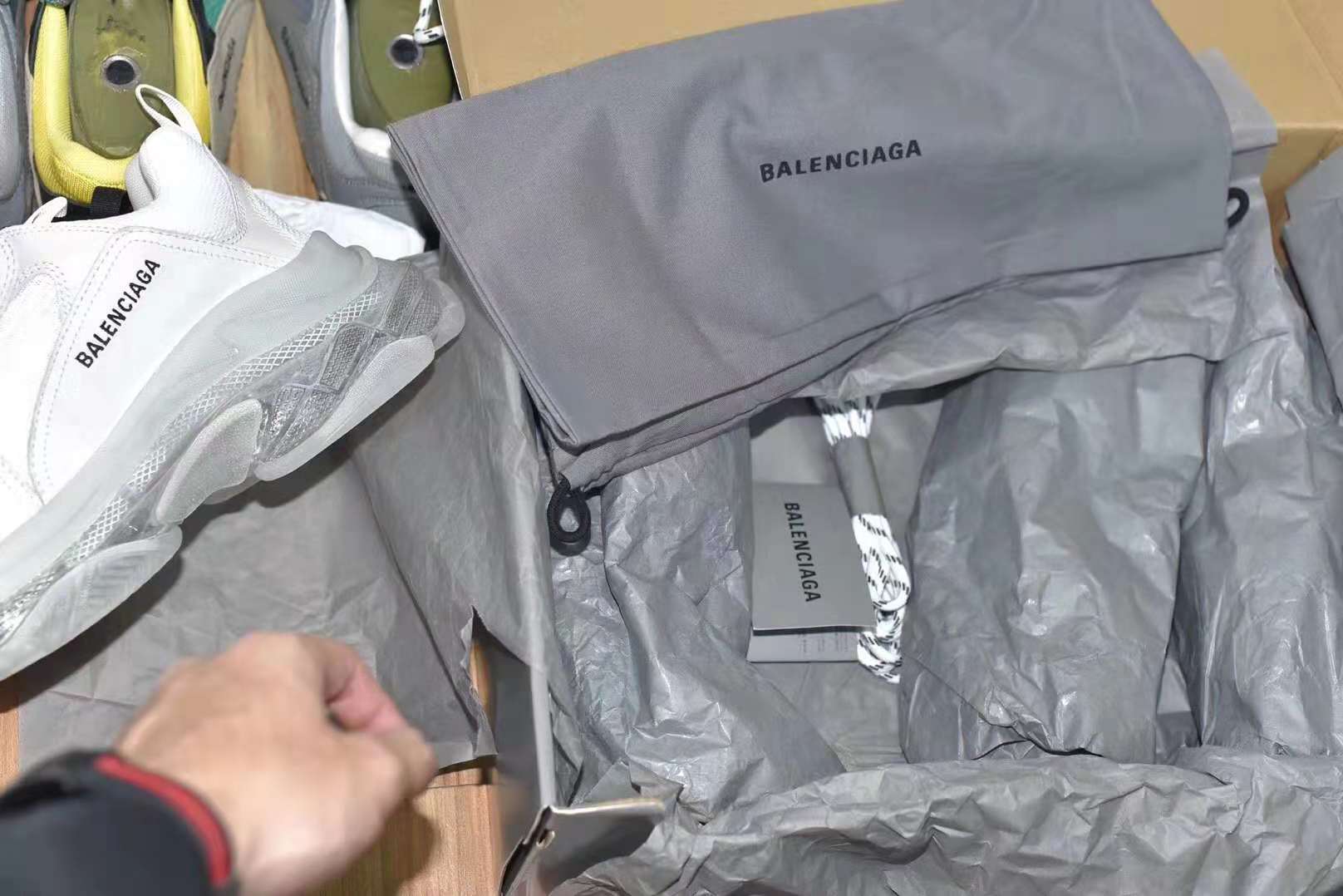 balenciaga巴黎世家triple s老爹鞋白气垫鞋增高做旧开箱测评真假对比