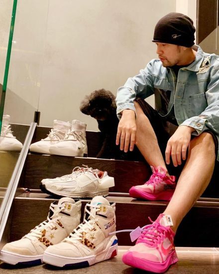 周杰伦晒粉红色耐克球鞋,瞬间获上万点击,不愧是驾驭粉色第一人__凤凰