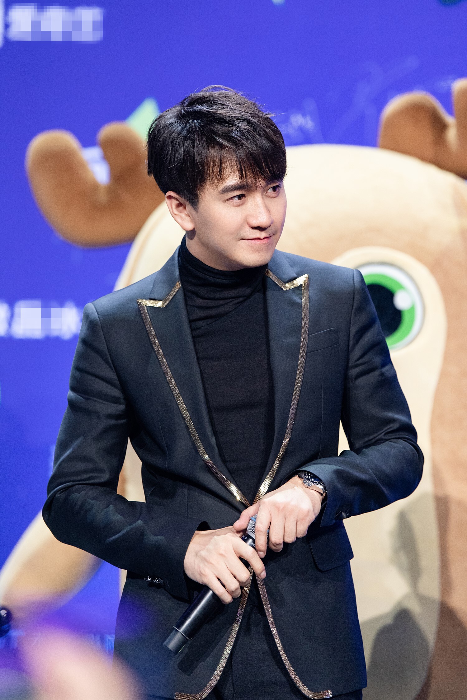 翟天临优雅西装亮相颁奖礼 携《原生之罪》摘值得推荐网剧奖