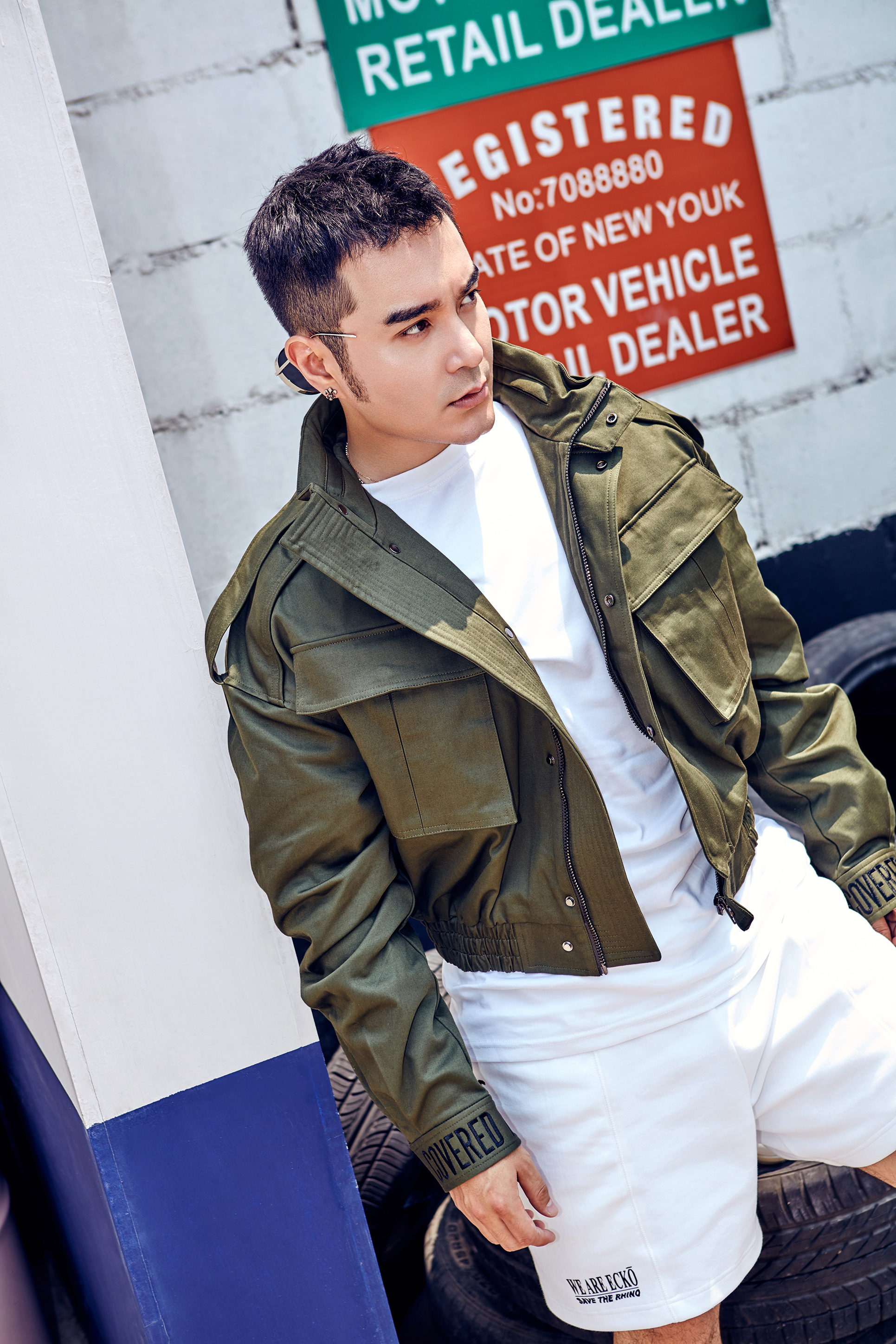 王铭铎最新写真曝光 摩登型男范儿尽显酷帅有型