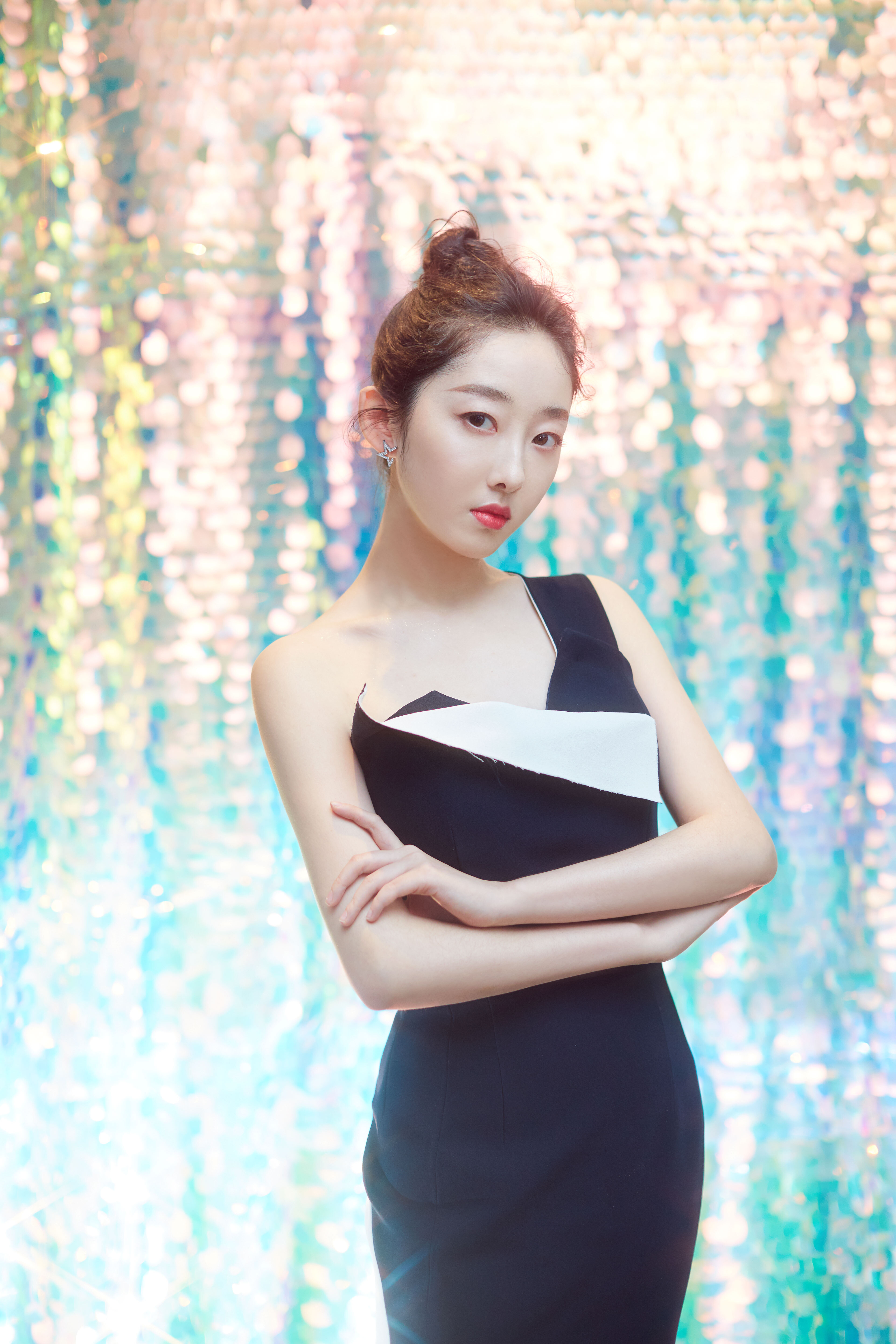 蒋梦婕黑色礼裙现身公益盛典 简约大气传递正能量