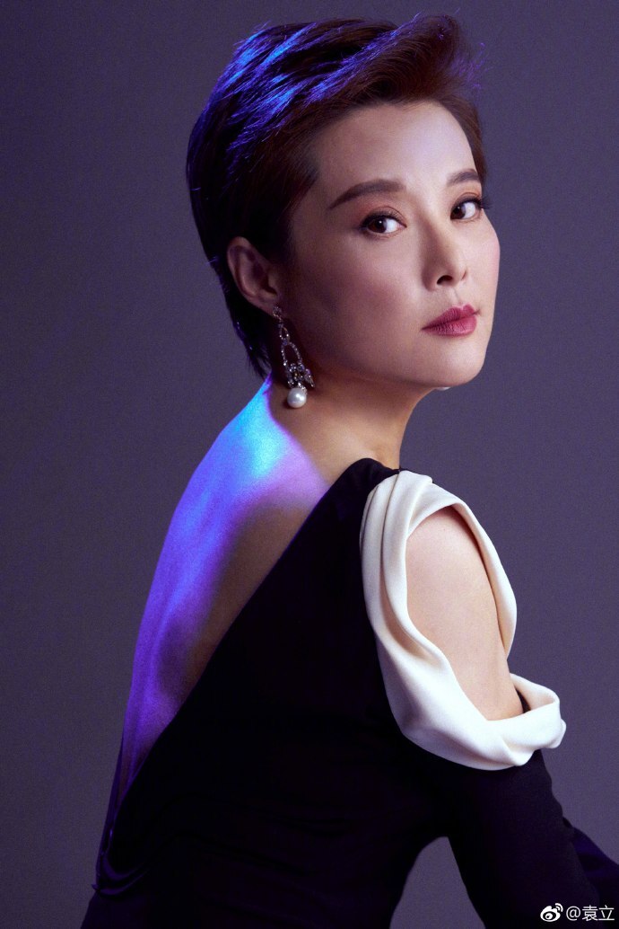 袁立自晒美图称不同阶段的美,网友:"立方体"女神!