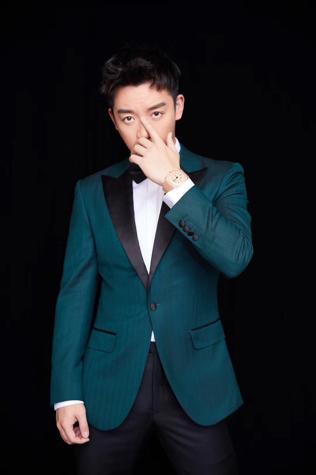 郑恺墨绿西装绅士亮相盛典获封年度品质演员