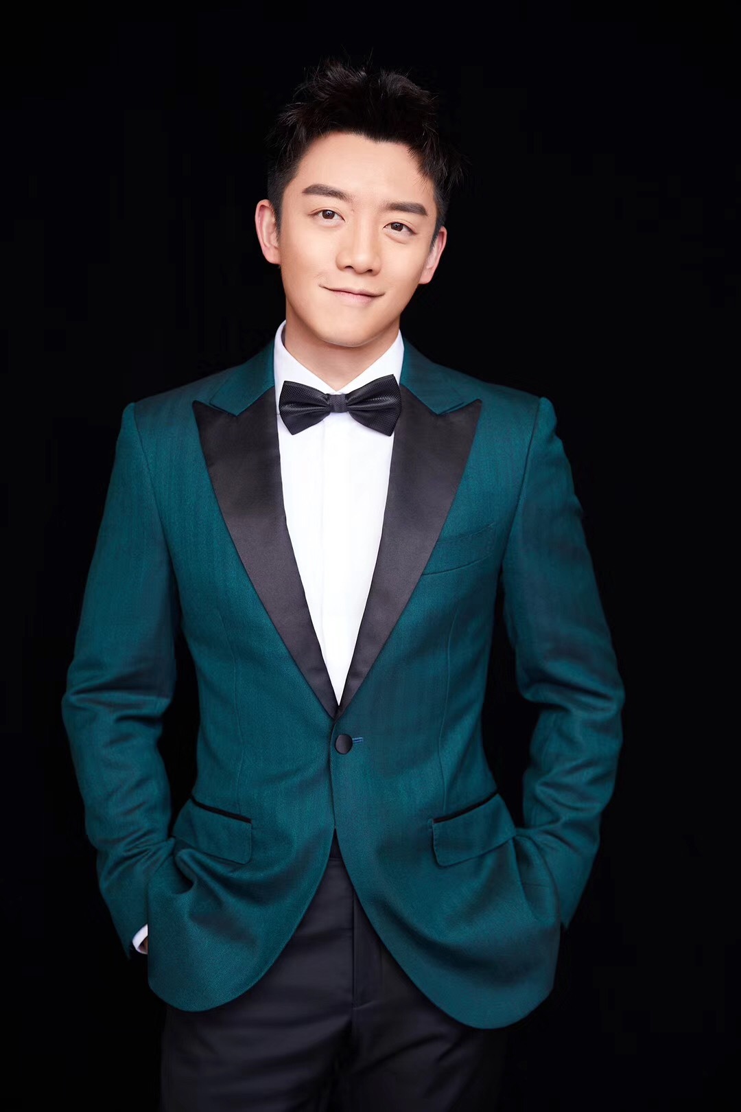 郑恺墨绿西装绅士亮相盛典获封年度品质演员