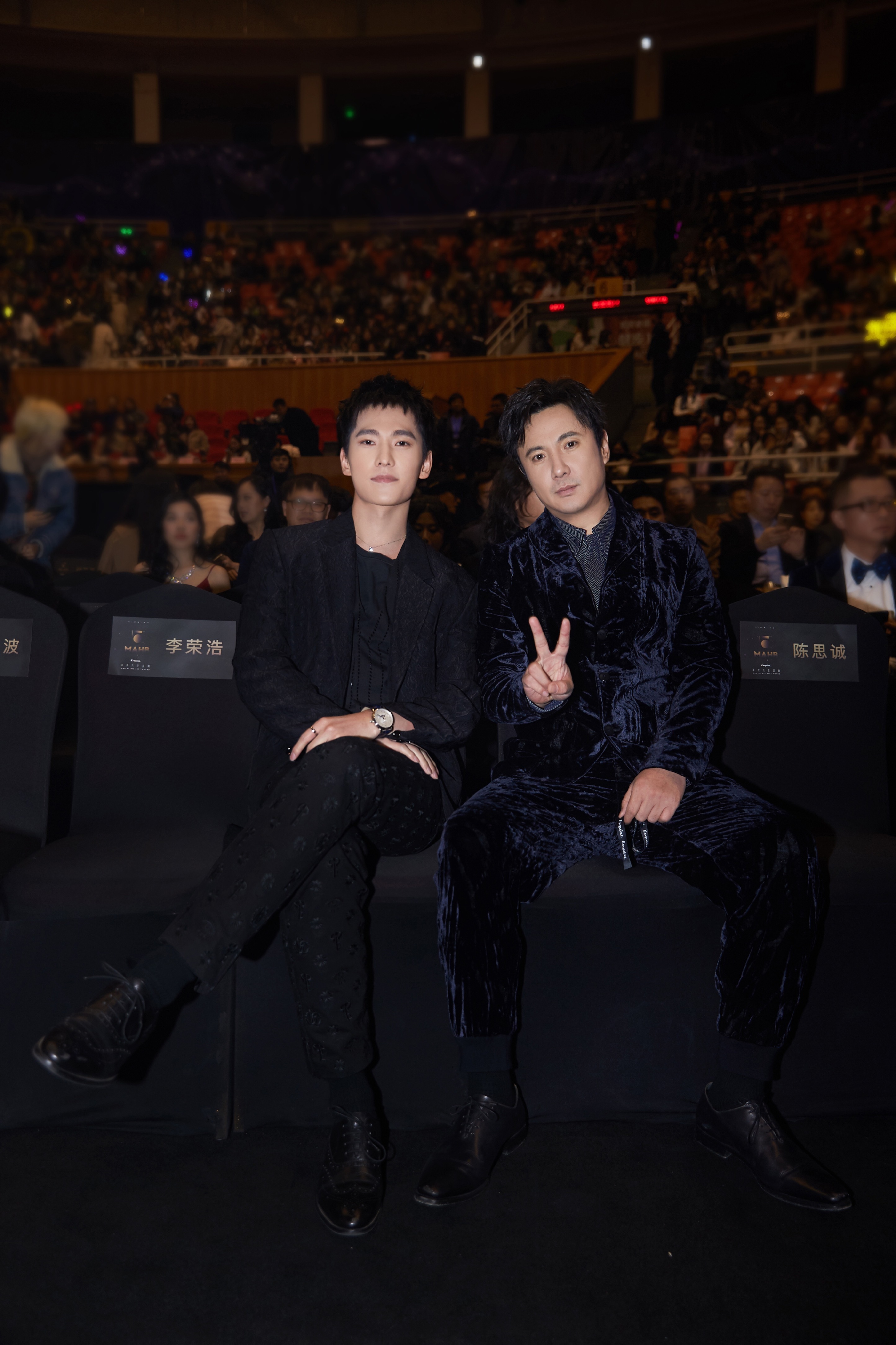 杨洋沈腾军艺校草同框合影,表情严肃遭调侃:没有感情的剪刀手!