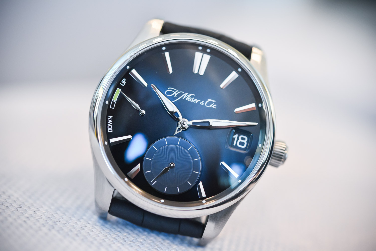 亨利慕时hmosercie推出新开拓者万年历腕表