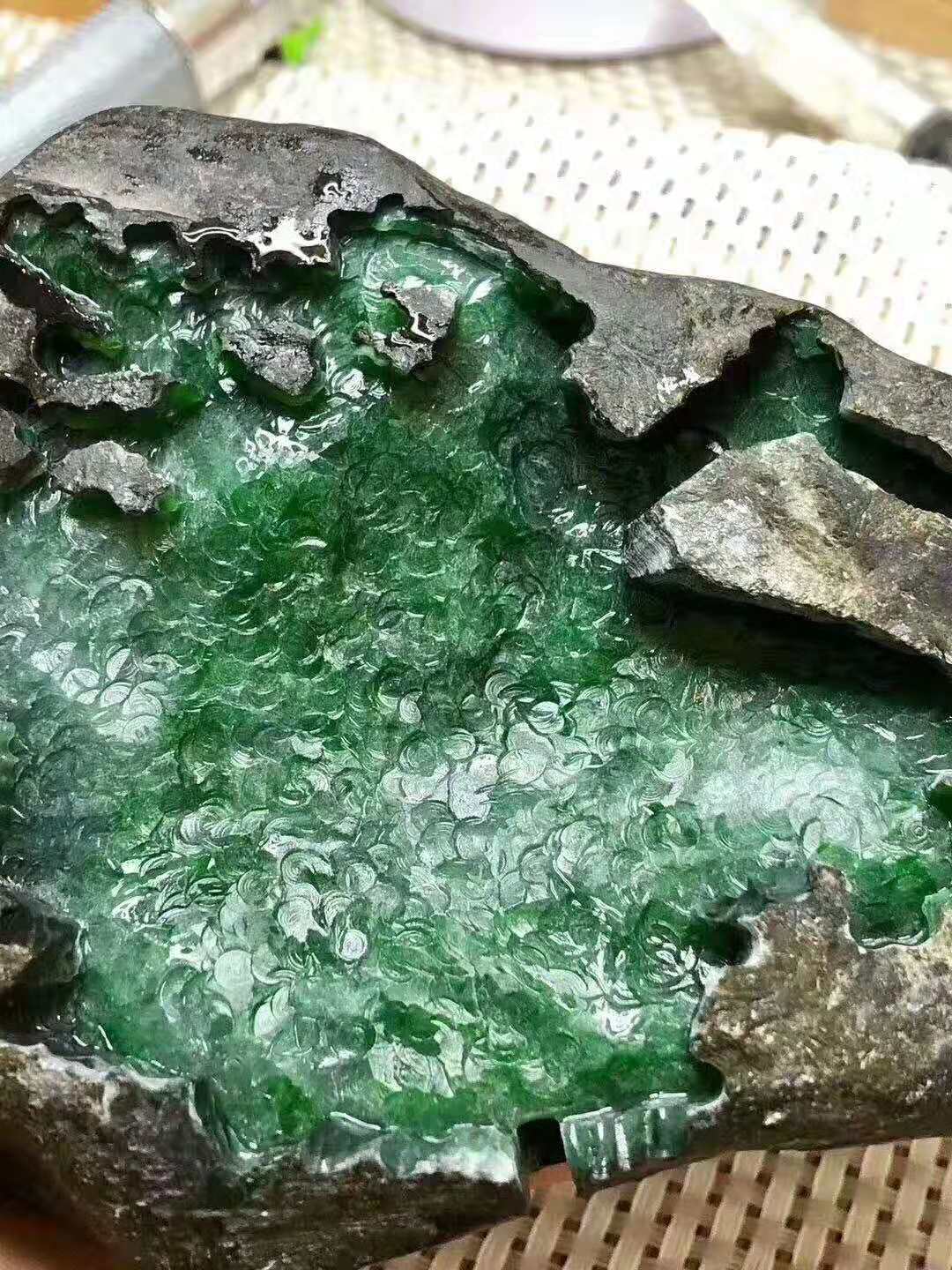 老坑莫湾基满色料,感觉种还是不错的通过皮壳判断,品相完整,色浓色