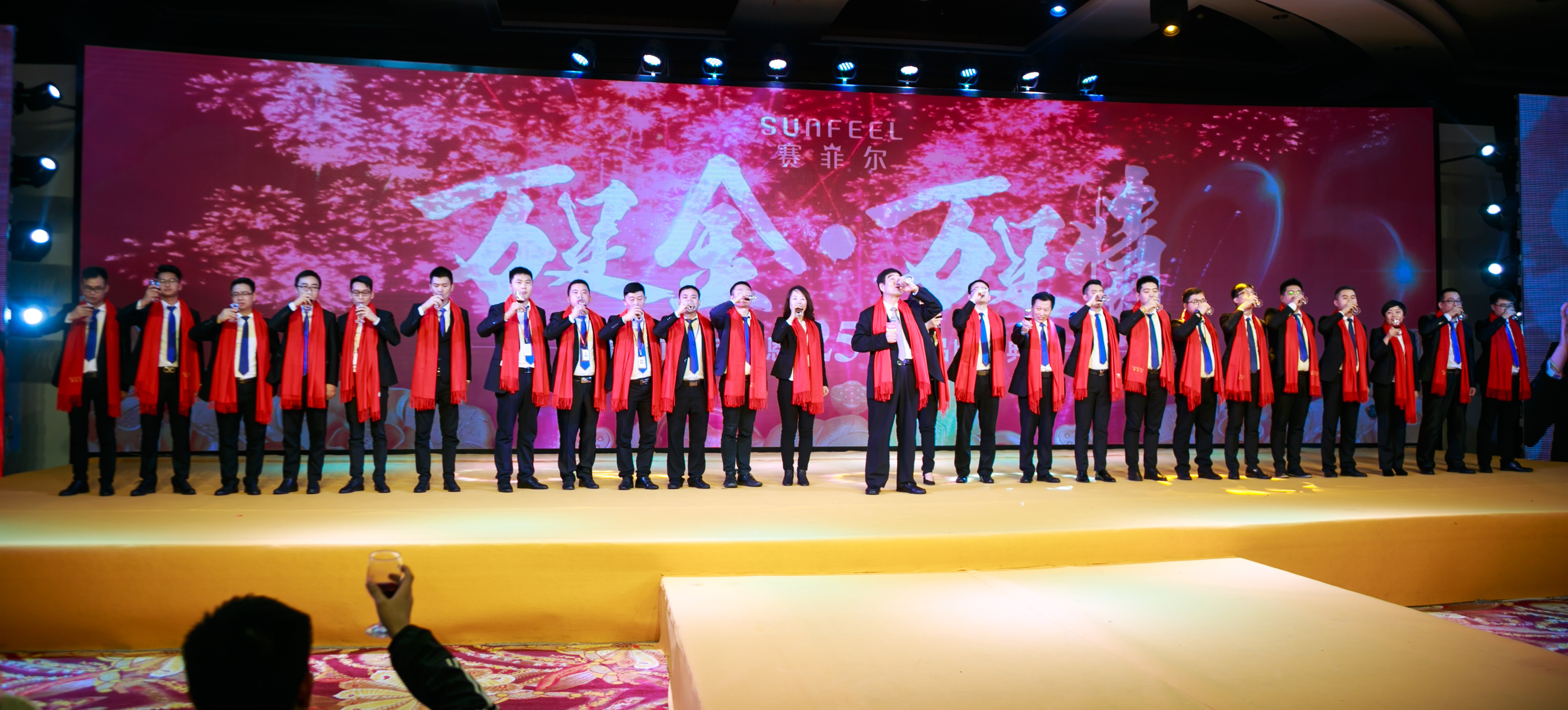 盛典现场,王卓女士与coco李玟一起为赛菲尔优秀的加盟商和合作伙伴