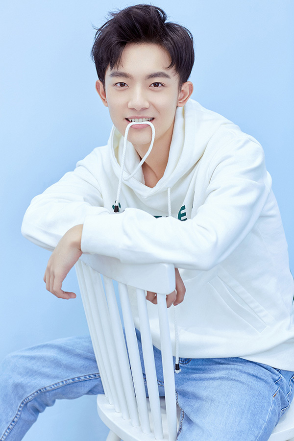 近日,新人气演员李明德一组盐系风格写真曝光,写真中李明德身穿白色