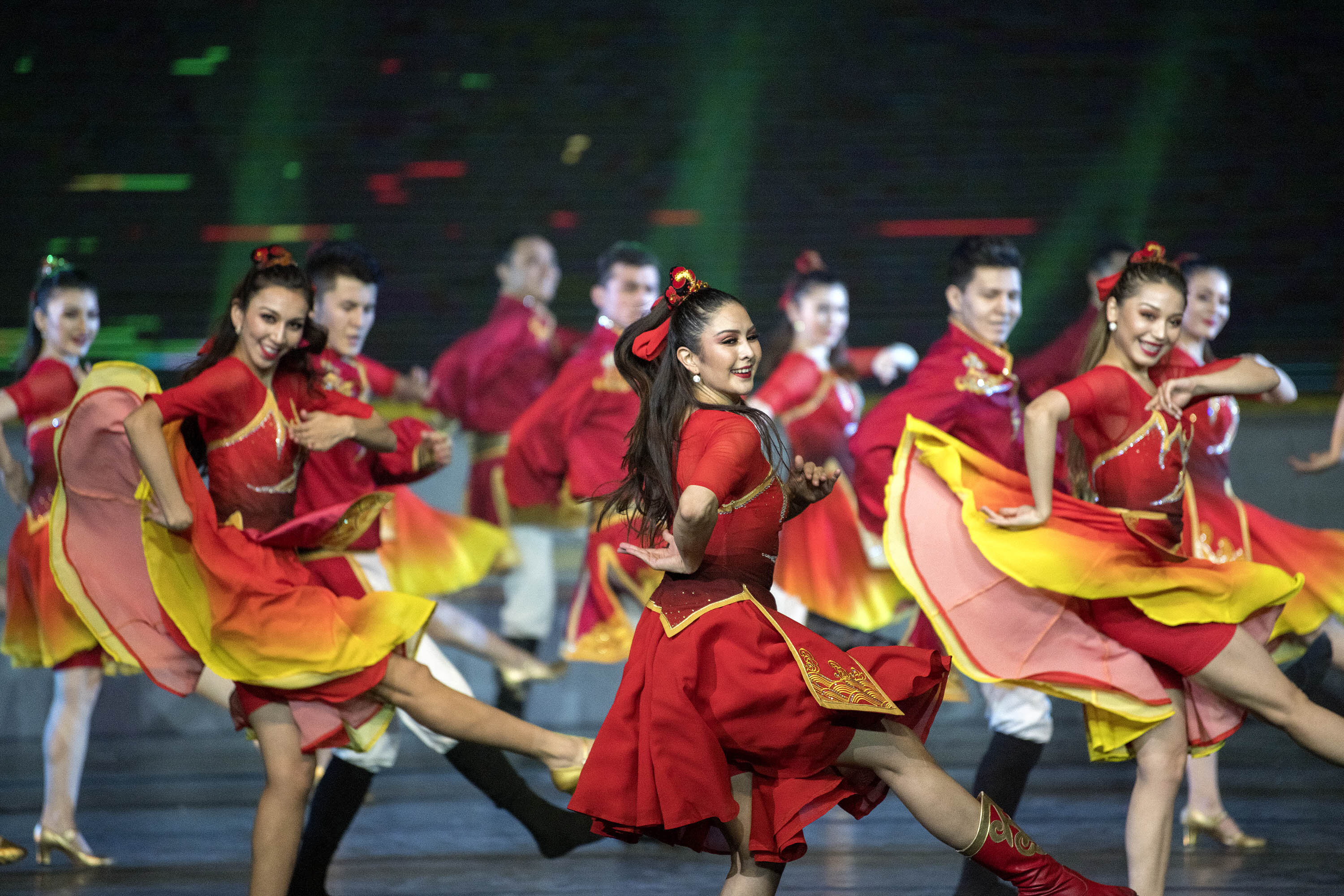 歌舞诗《阳光下的舞步》耀眼登场 庆祝新疆改革开放40周年