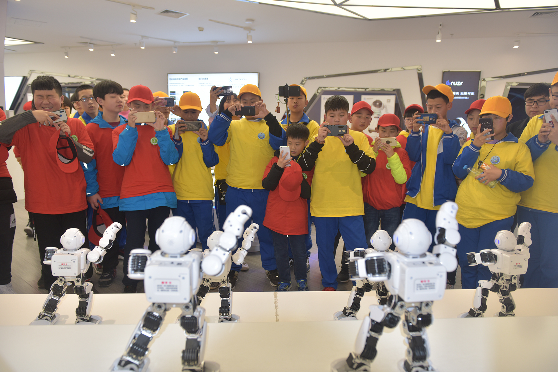 四合永中学在两江机器人展示中心开展知行合一,青春修炼研学活动