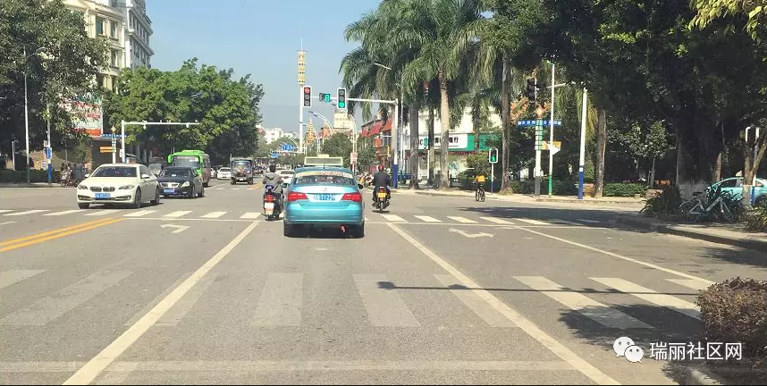 绿灯路口右转时压白色实线会罚款吗?请求交警叔叔科普交规__凤凰网