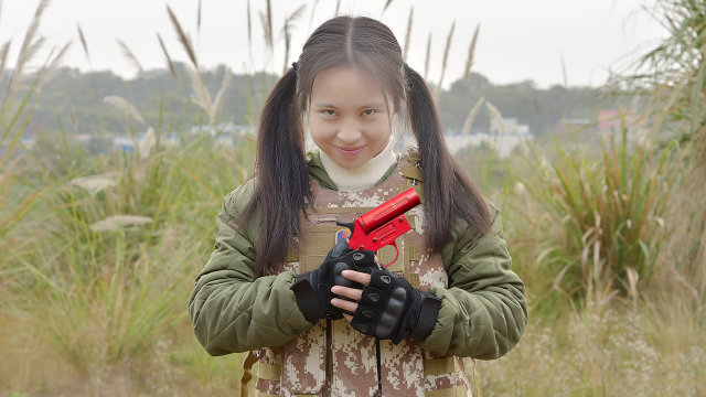 绝地求生真人版萌妹喜得信号枪花样玩法设下空投陷阱成功三杀