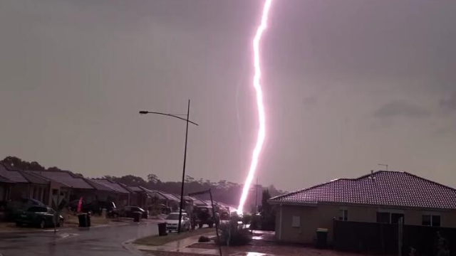 实拍巨大闪电击中汽车女孩被吓的尖叫起来