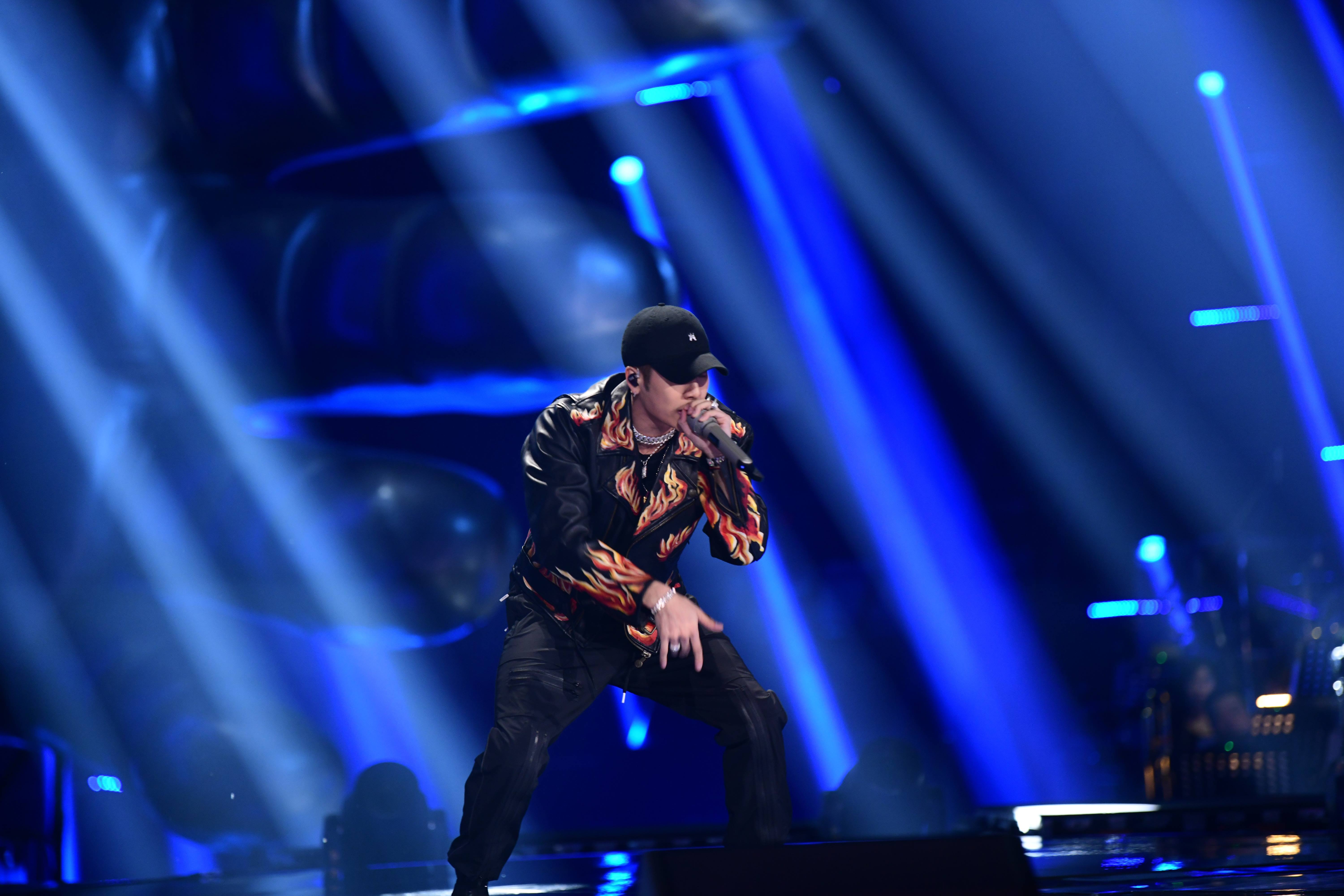 王嘉尔合作曲《hello》再上线 音乐之路颇受关注