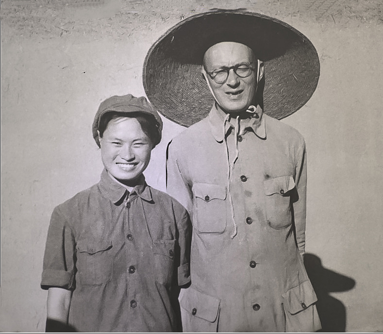 林迈克带着妻子李效黎和班威廉夫妇驾驶校长的汽车,逃出北平.