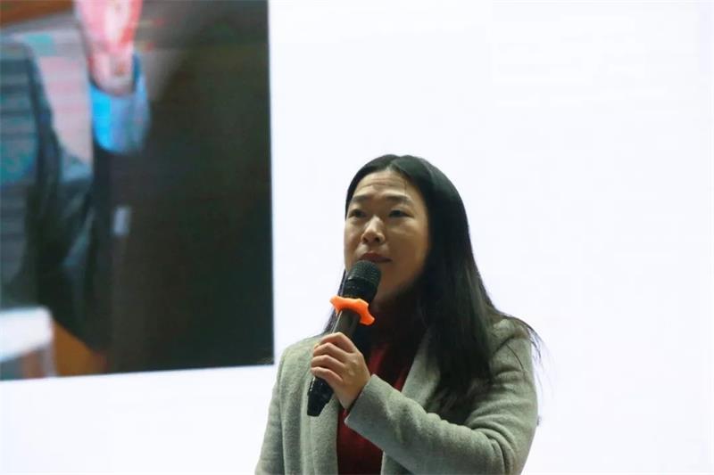 她的报告以《爱的奉献》为题,从周馥及后人实业救国,诚惠桑梓说起