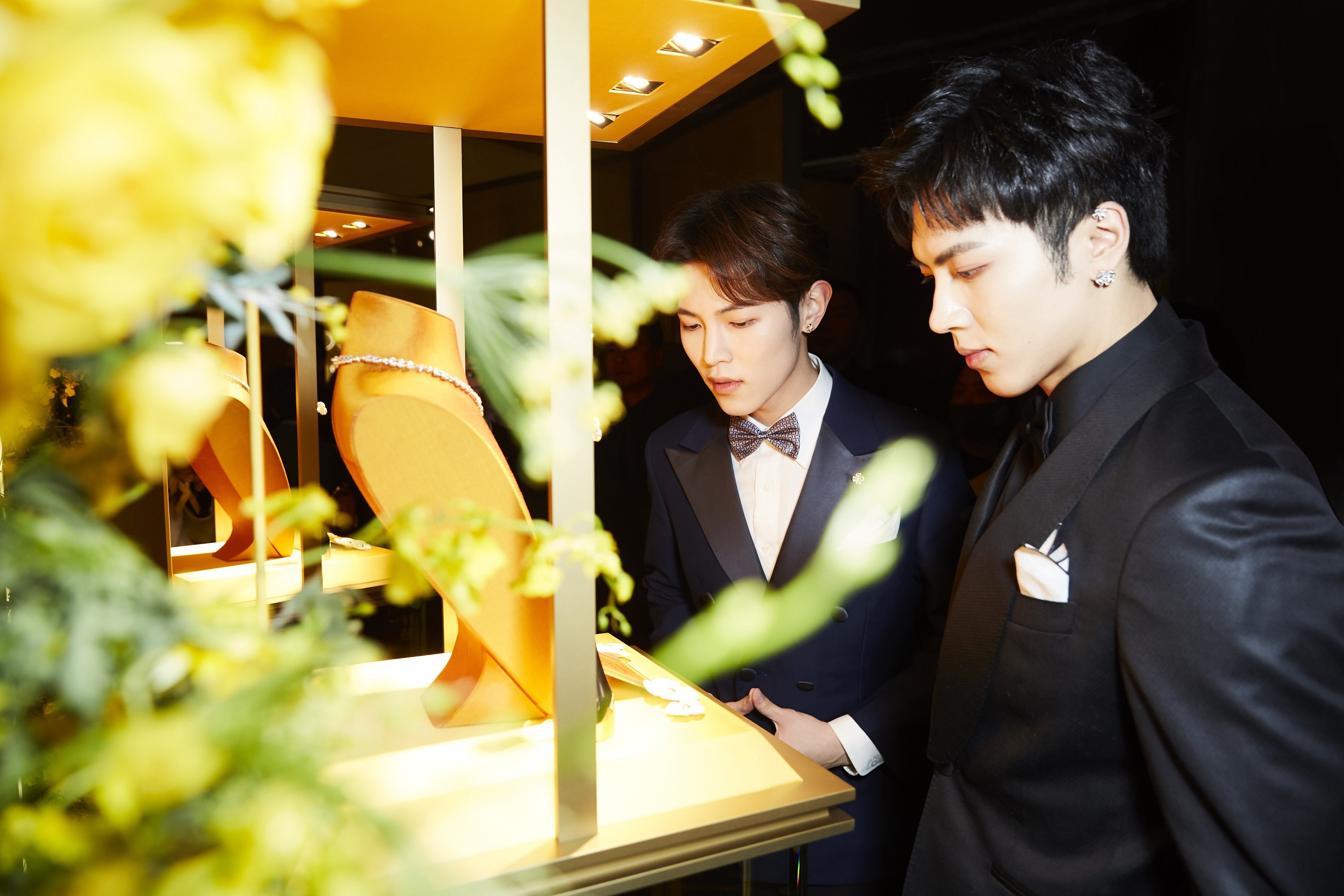 awaken-f成员秦奋,韩沐伯精致亮相bvlgari新品发布会 绅士魅力花样咏