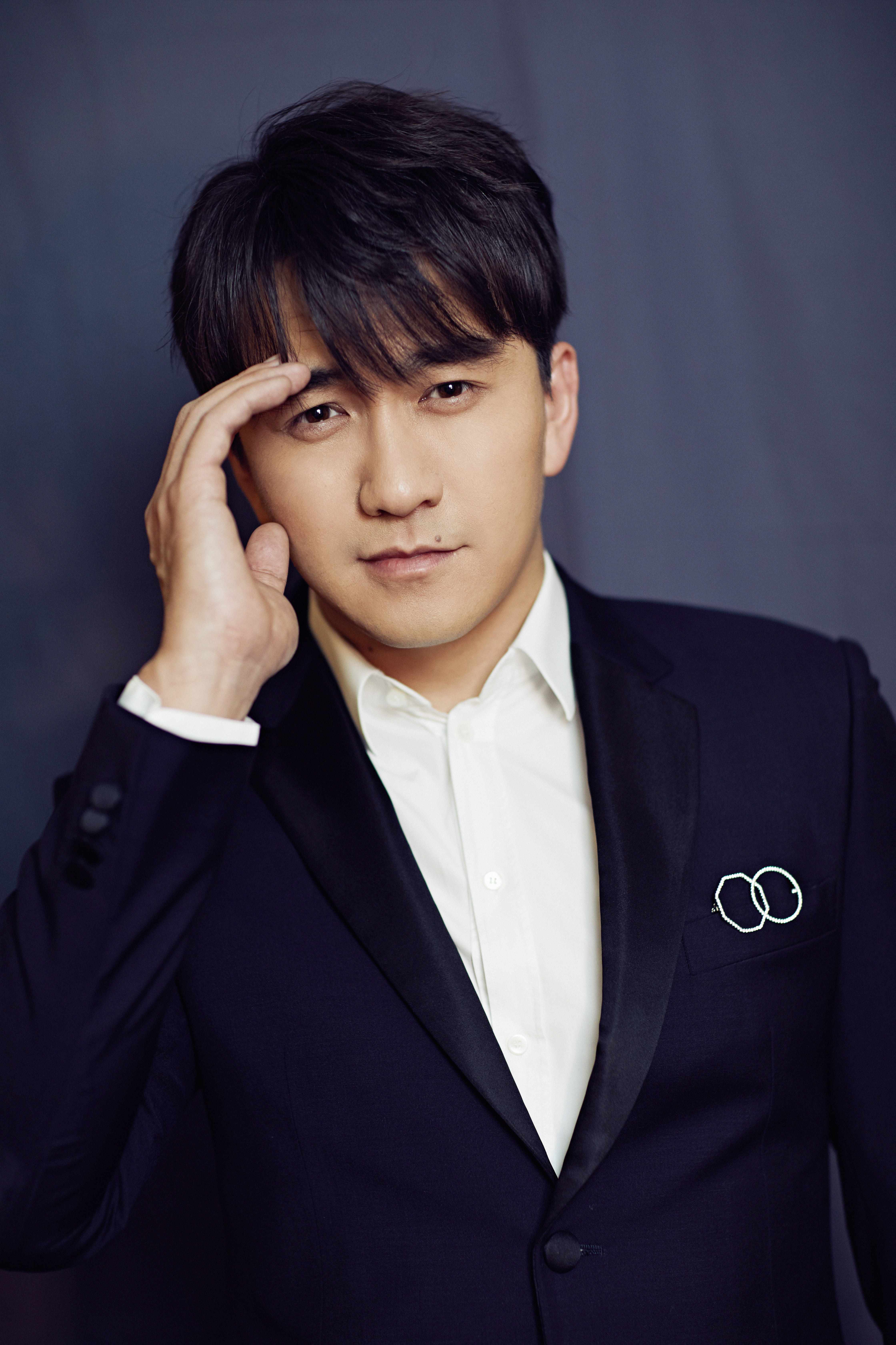 翟天临身着黑色西服套装亮相时尚盛典 沉稳内敛尽显绅士风度