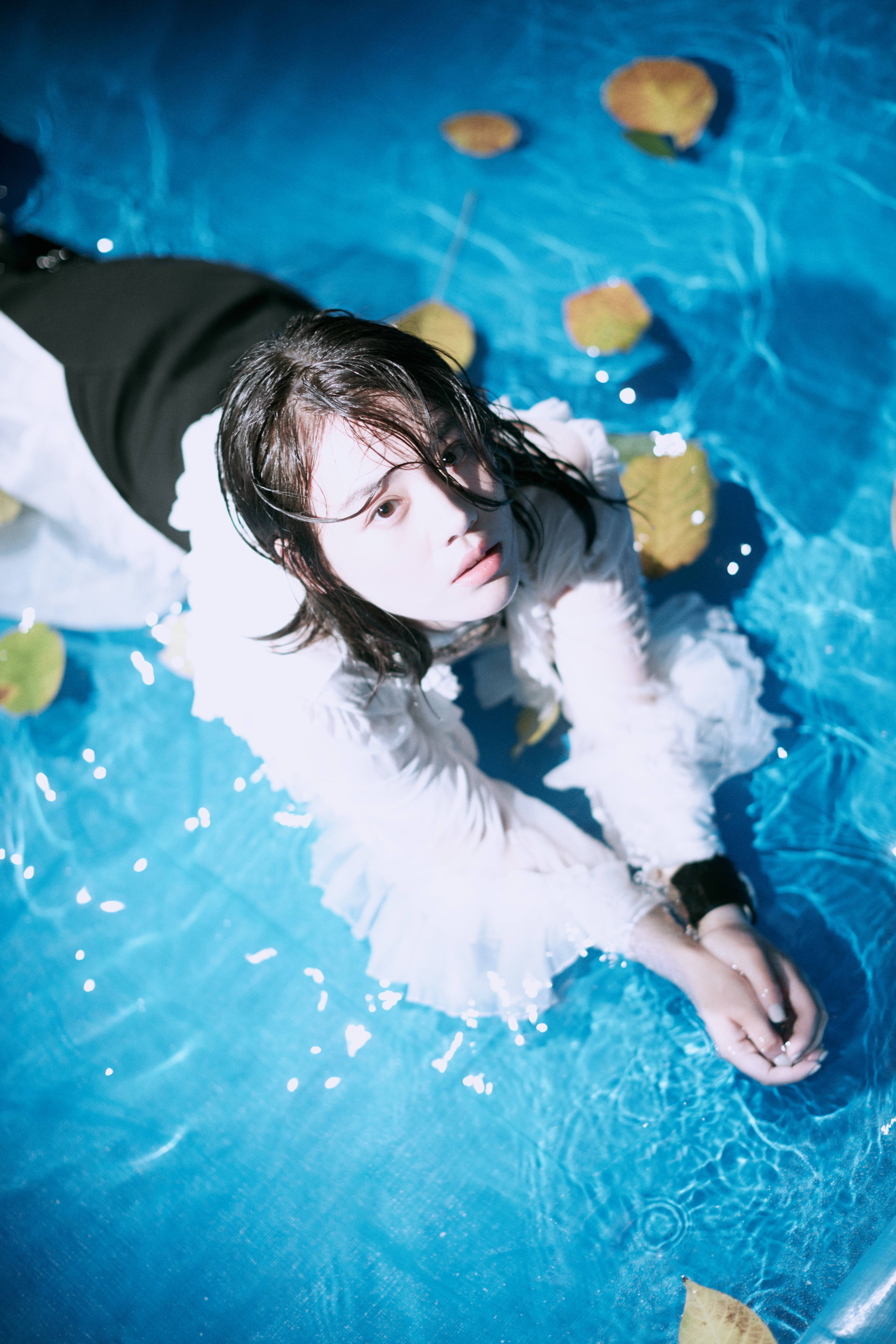 马思纯曝光水中写真大片 展现细腻温柔别样姿态