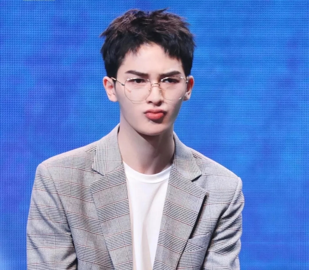 2018杨洋和易烊千玺狗啃式刘海短发发型火爆了,一个字帅!