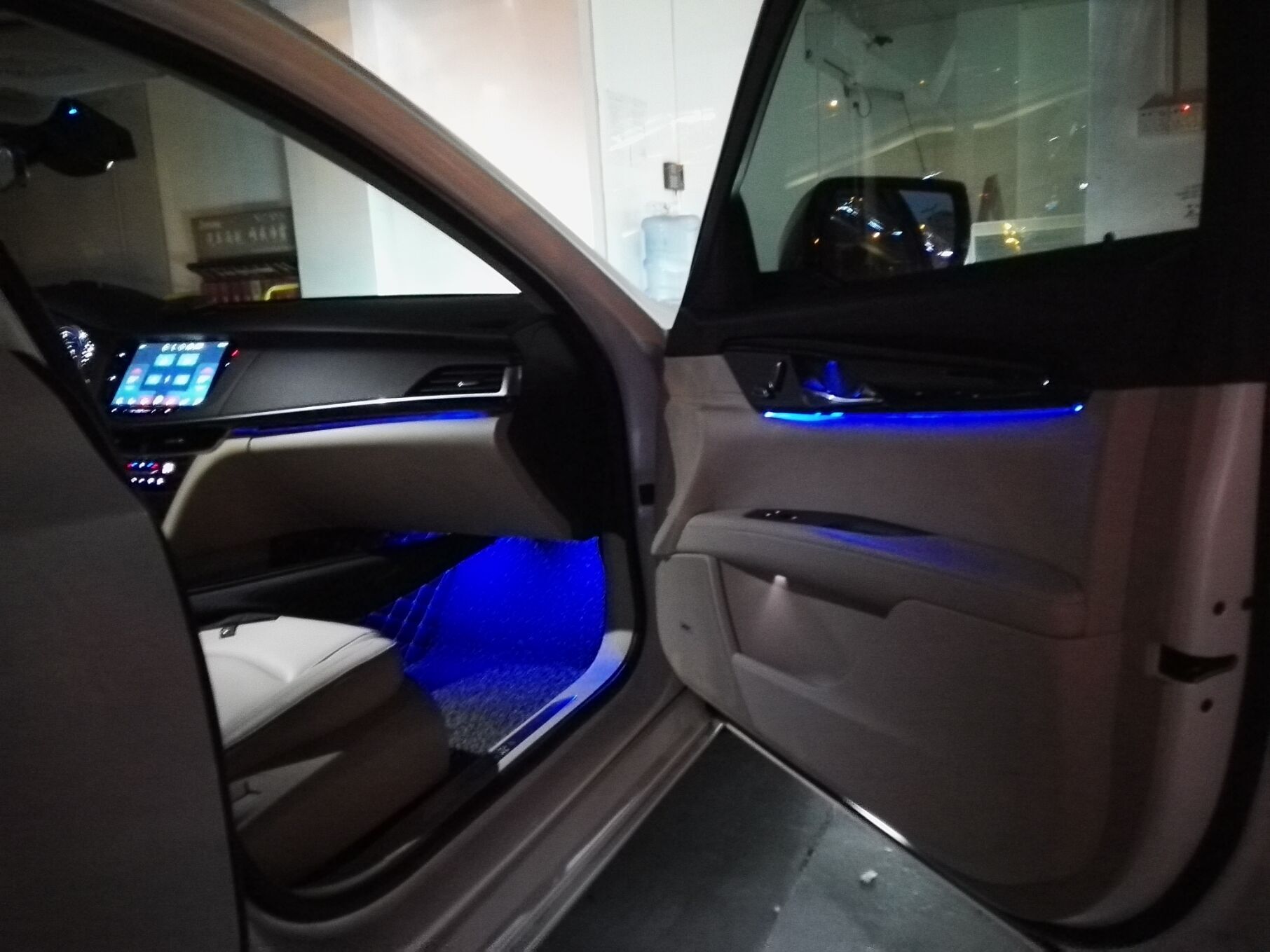 凯迪拉克ct6升级64色氛围灯__凤凰网