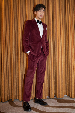 邹廷威整体造型优雅出众,其完美比例身材显露无疑,酒红色丝绒西服套装
