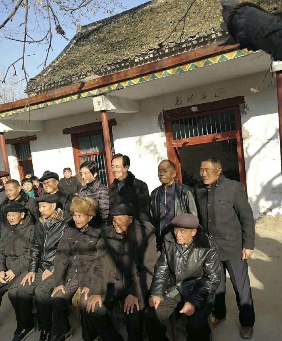 首富许家印陪父亲回家探亲,再捐6.