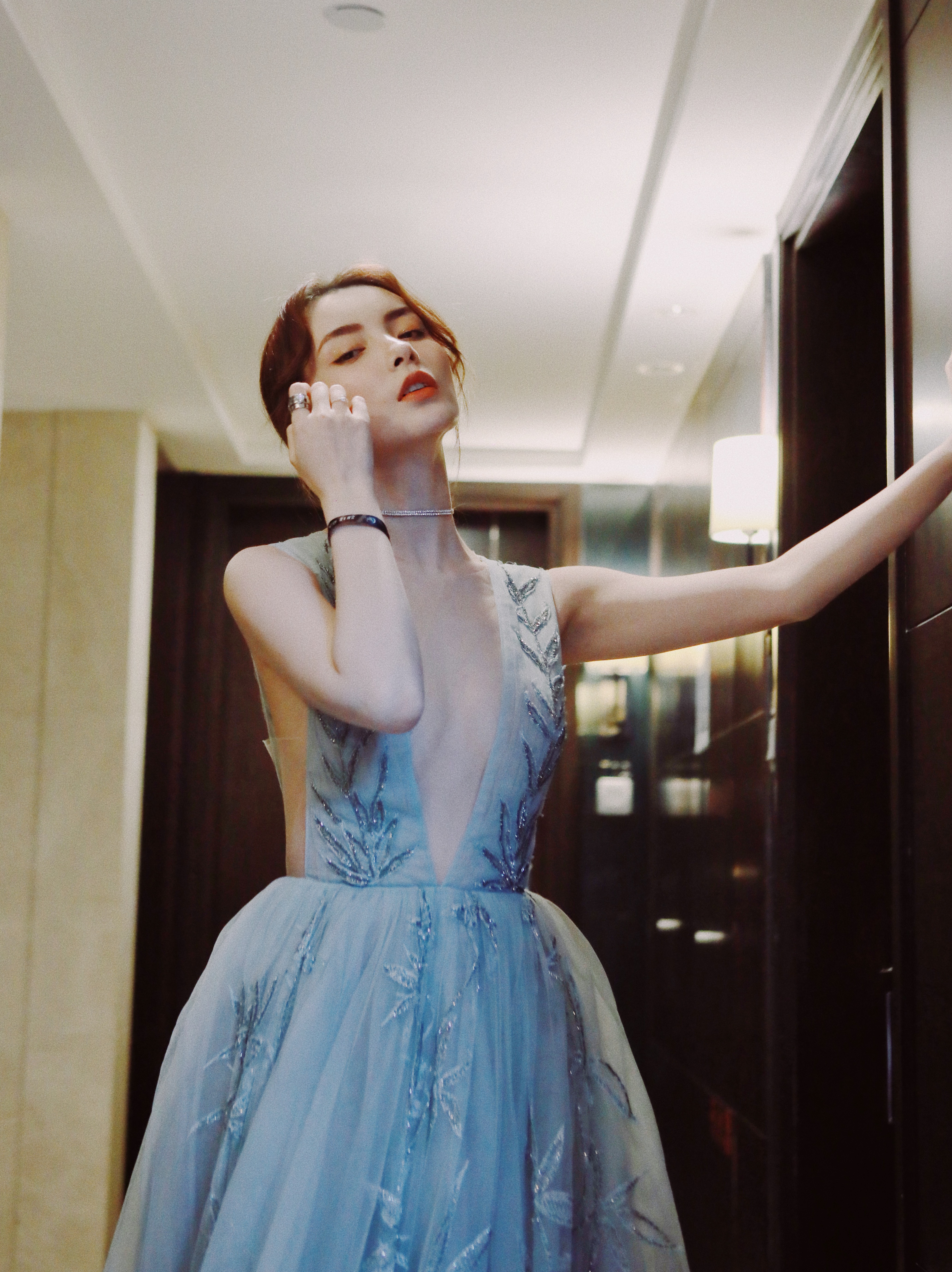 赵宇彤出席时尚盛典独特风格诠释别样时尚态度