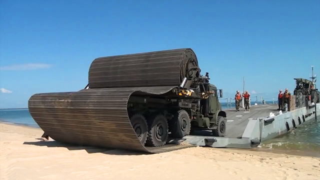 德国军用铺路车逢山开道遇水搭桥强悍到你想不到