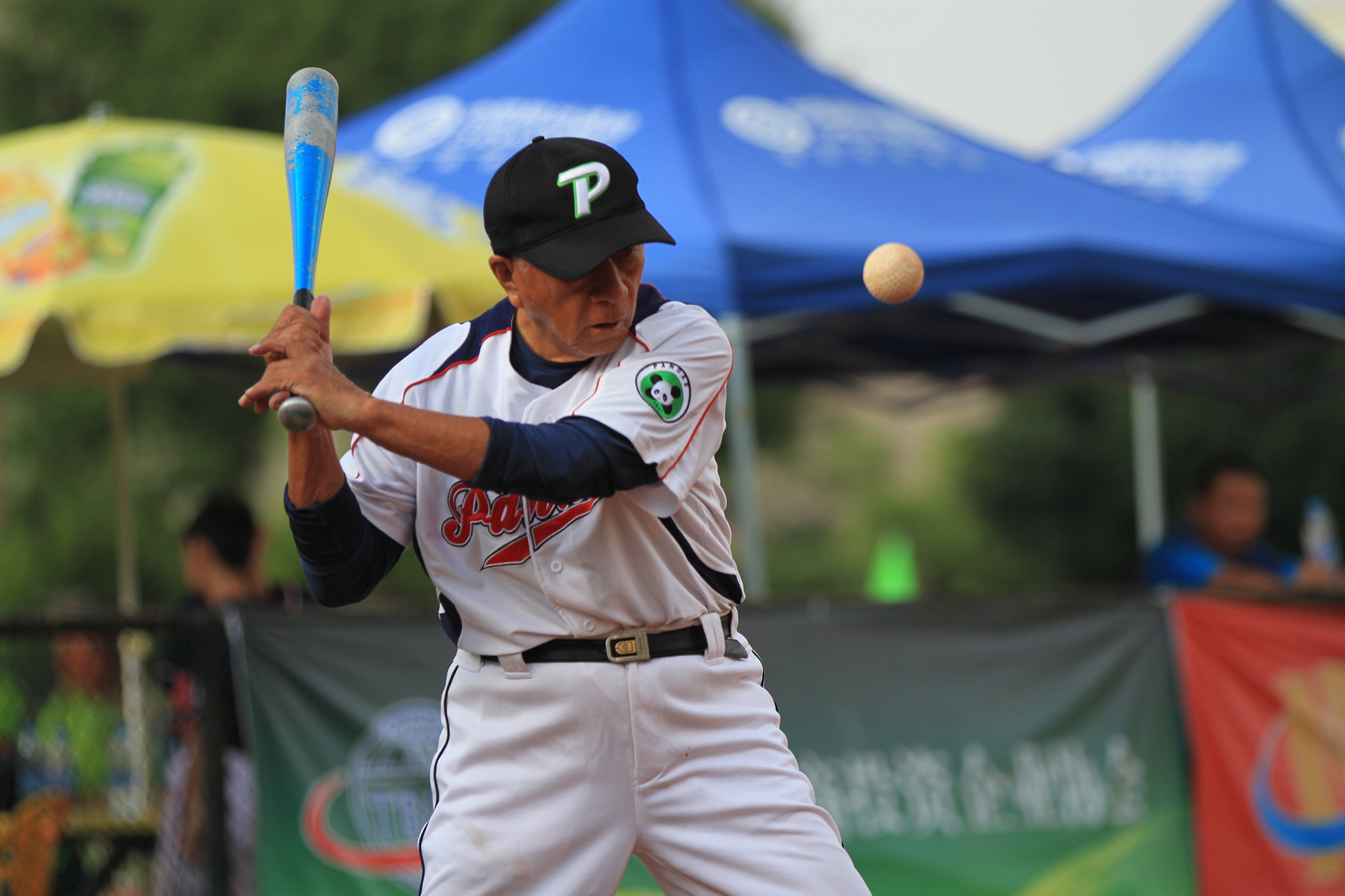 义务执教东升棒球7年9旬老人梁友文自筹款为父立铜像