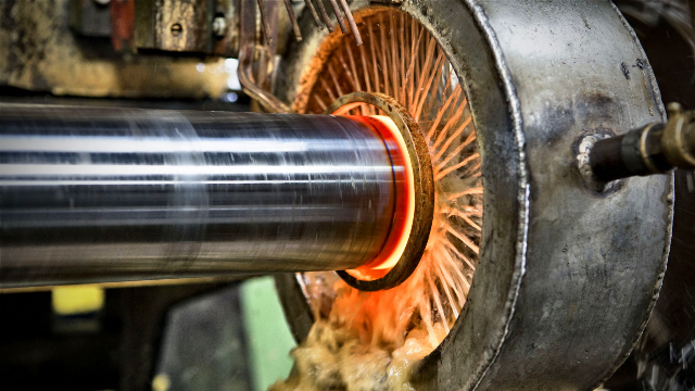 1000千瓦感应淬火利用电磁感应进行加热钢柱瞬间通红