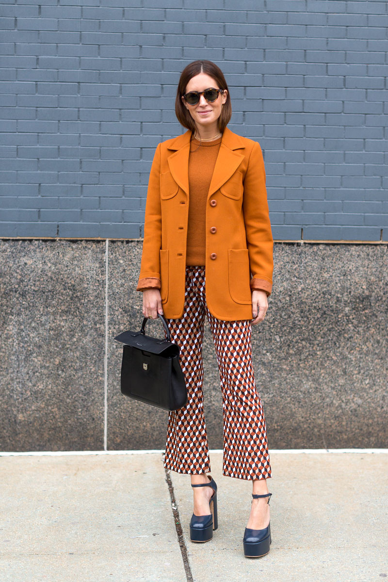 鲜橙色上衣好亮眼,搭配什么下装好看呢