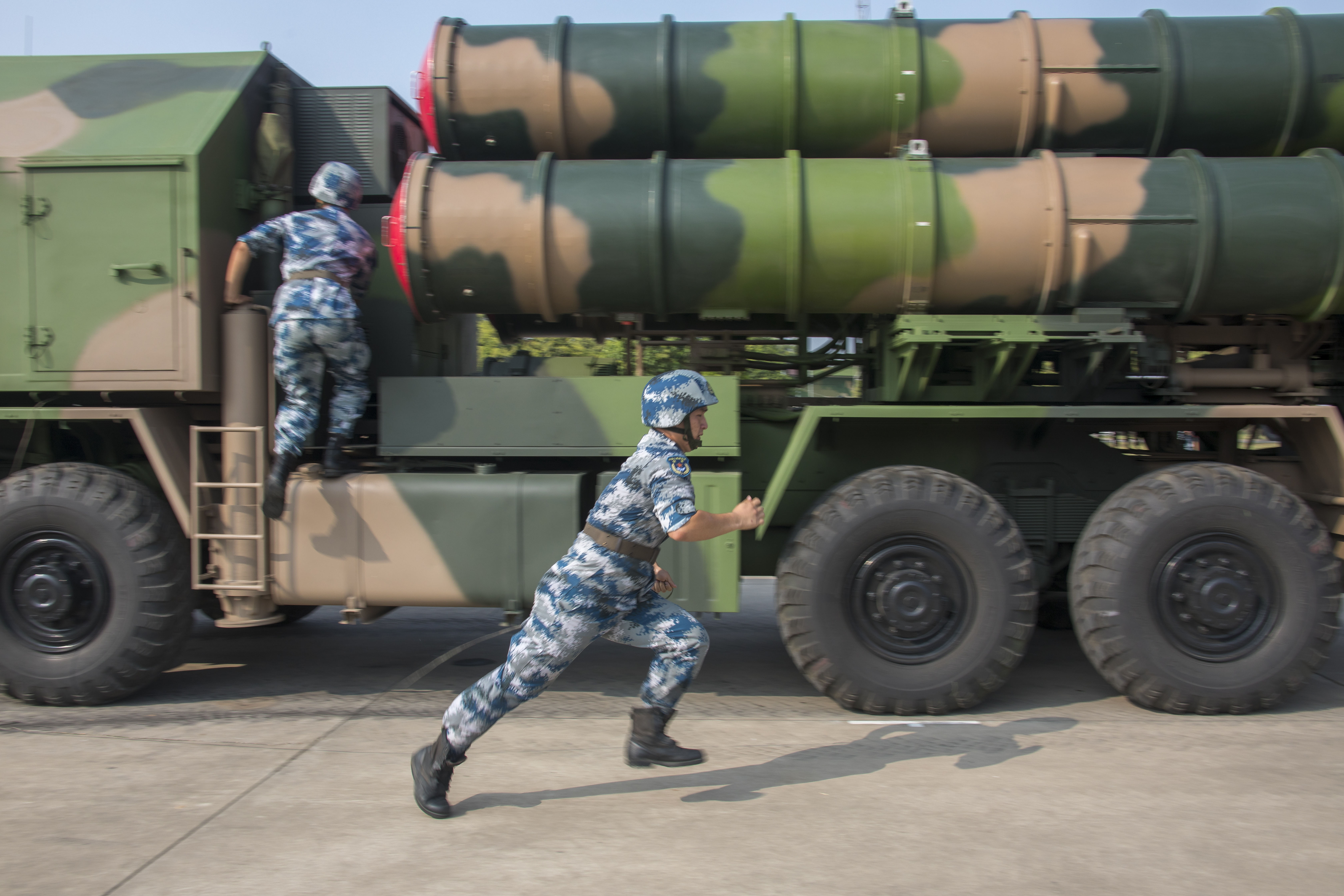 警报响起,解放军某部紧急机动至陌生地域开展训练