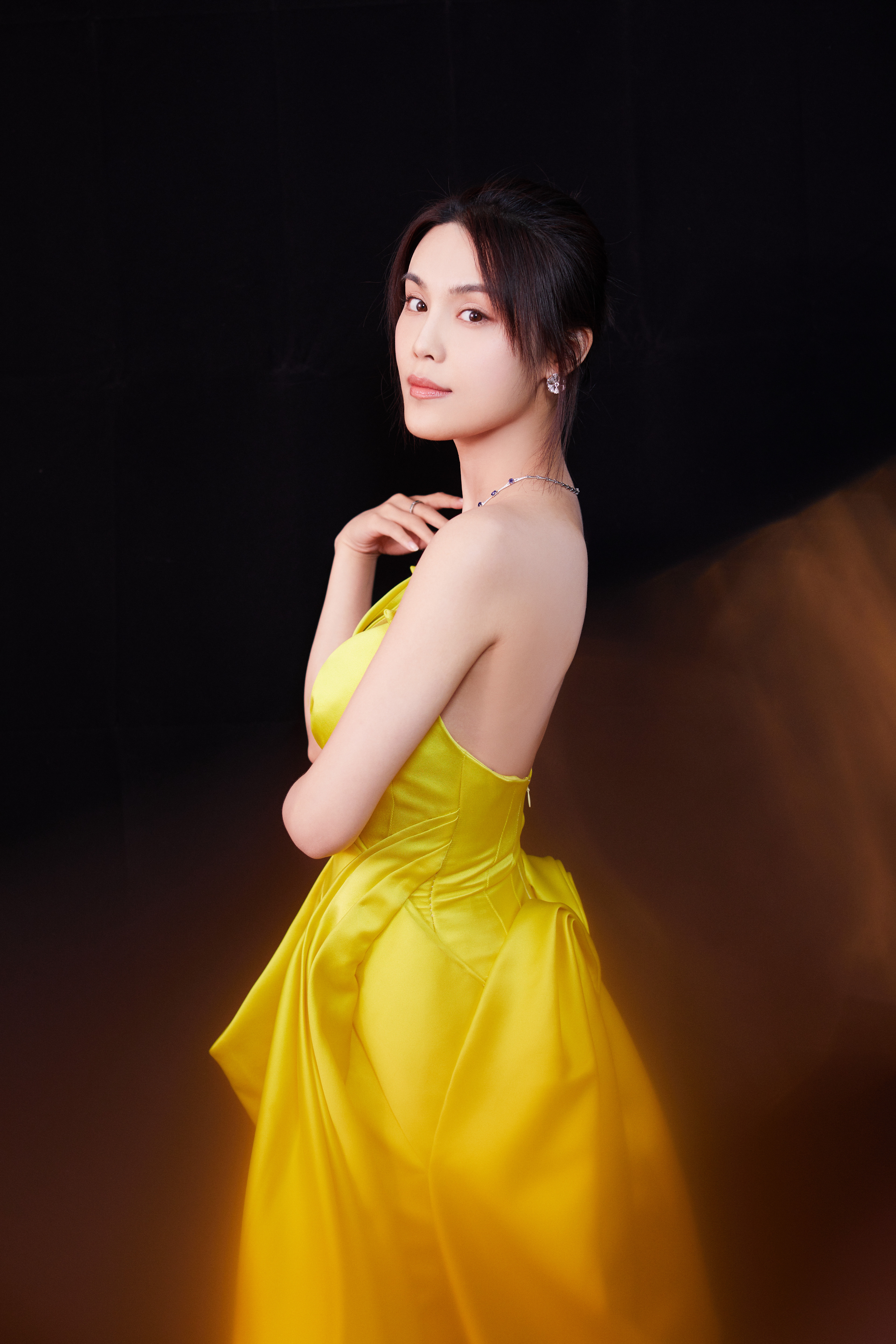 韩丹彤亮相芭莎珠宝夜宴,明黄色深v裙性感撩人