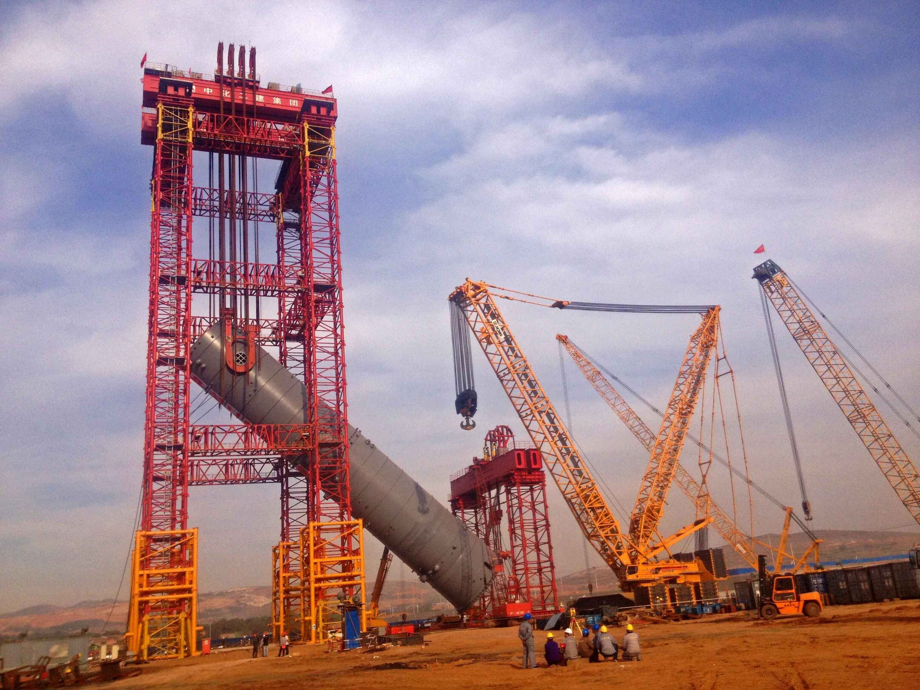 世界陆地上起吊能力最大的6400吨液压复式起重机