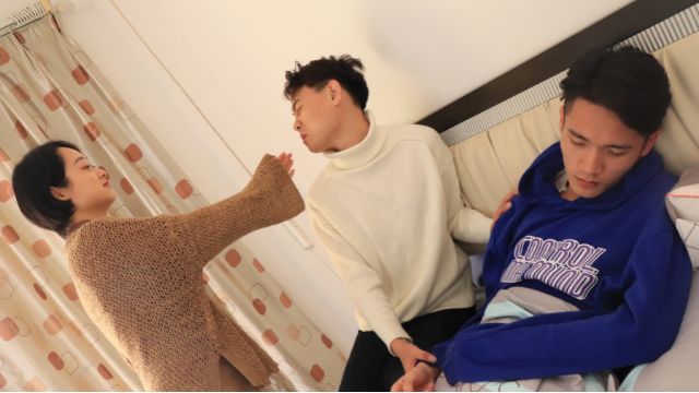 侄女照顾大伯终老,却只得到一袋垃圾,打开垃圾却愣住了_凤凰网视频_凤凰网
