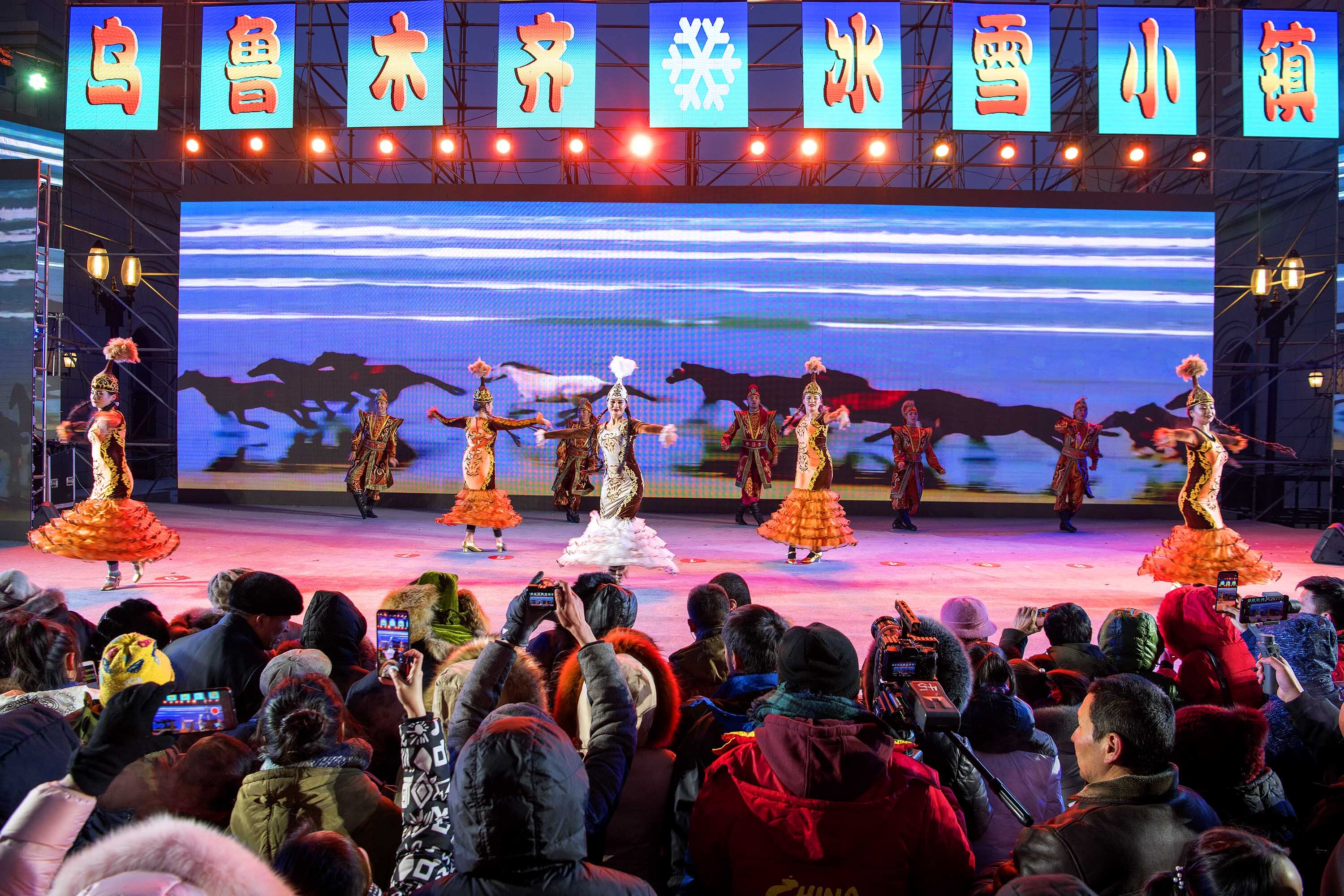 乌鲁木齐县南山水西沟冰雪特色小镇拉开"雪"幕让人大饱眼福口服