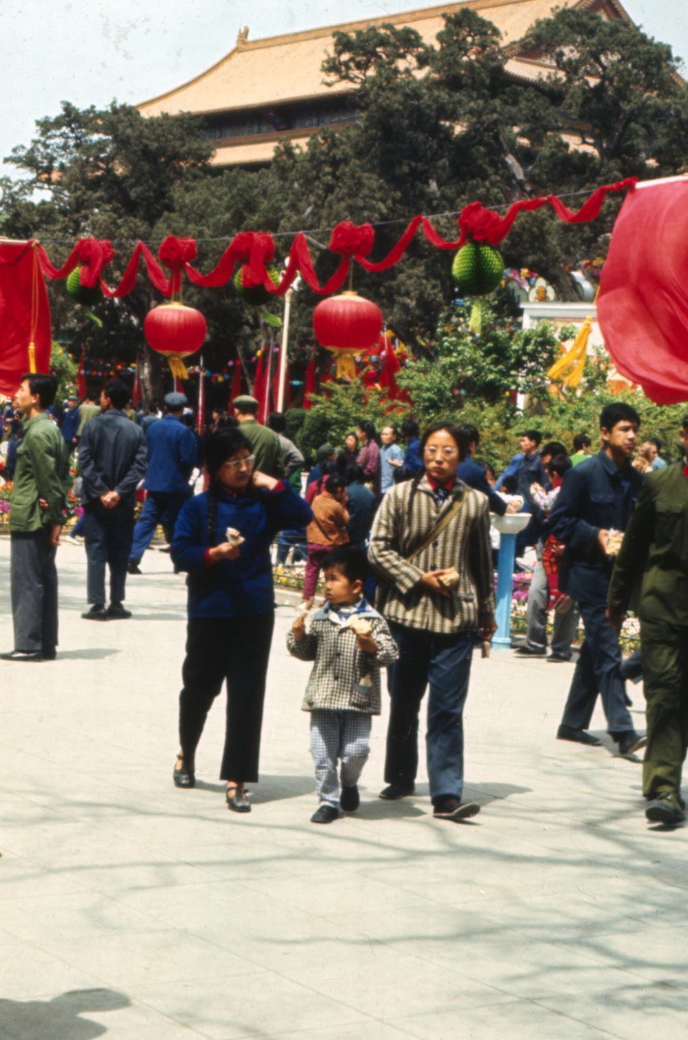 七十年代穿衣都是一种蓝色吗?1975年彩色照片给你答案