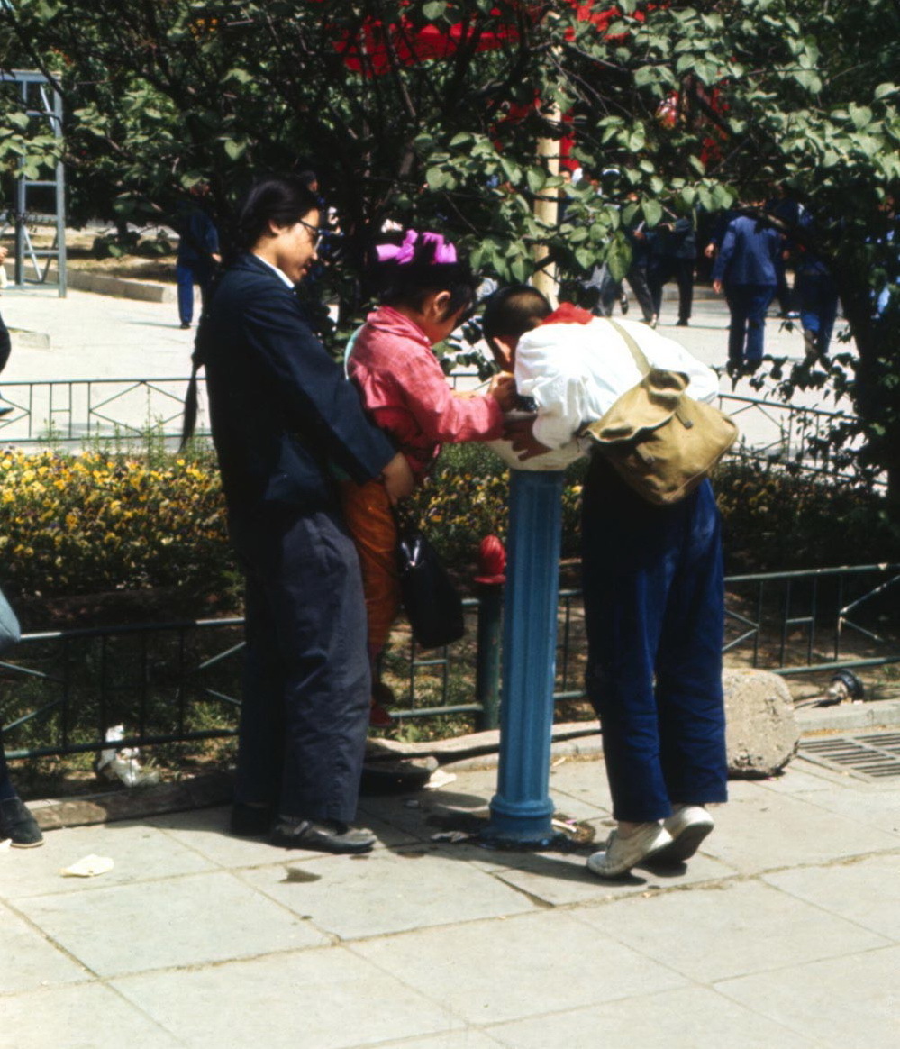 据说,改革开放前,除了天空是蓝色和白色的,人们的衣着也是蓝色加白色