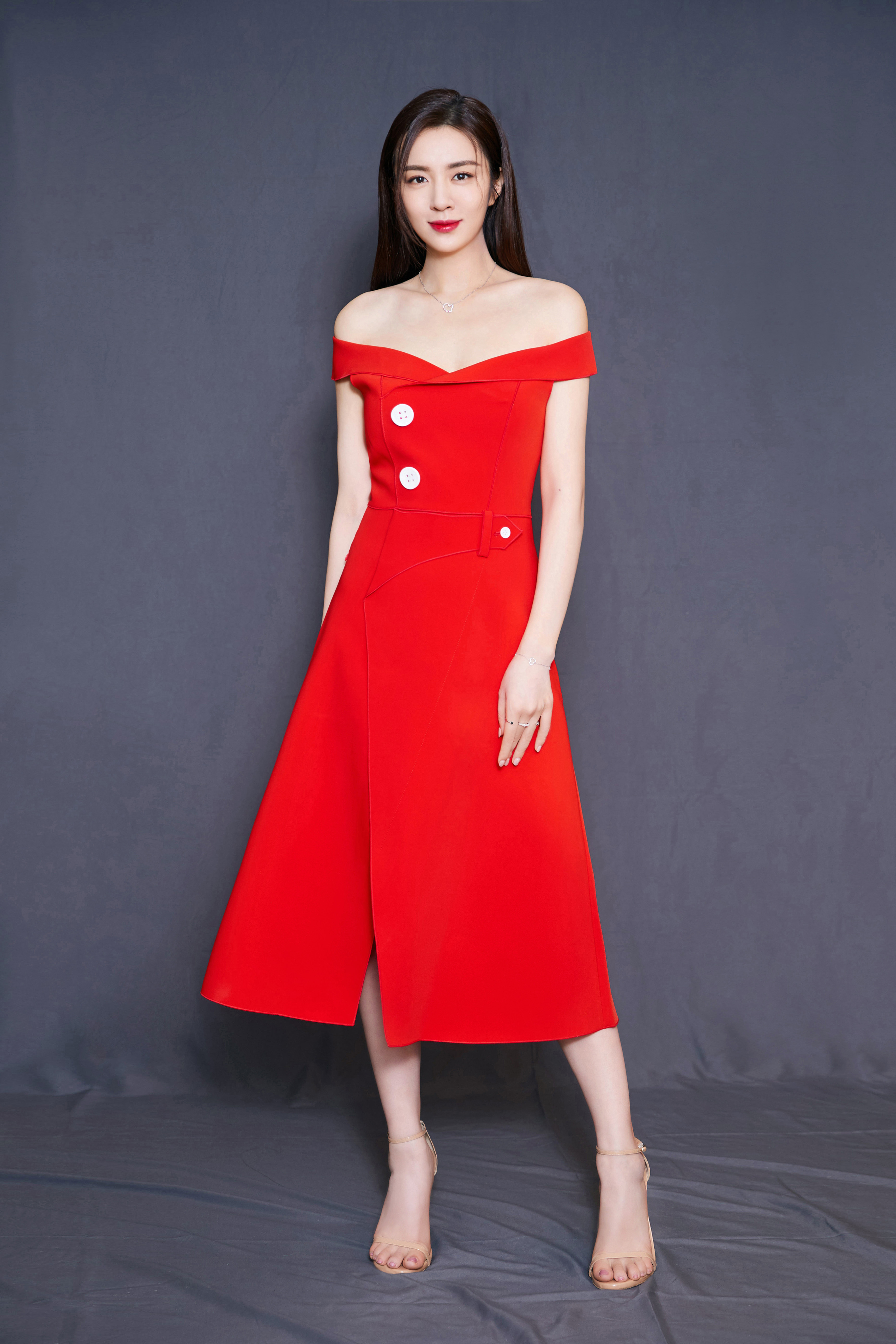 王晓晨获封人气明星旅行家 旖旎红裙优雅亮相__凤凰网