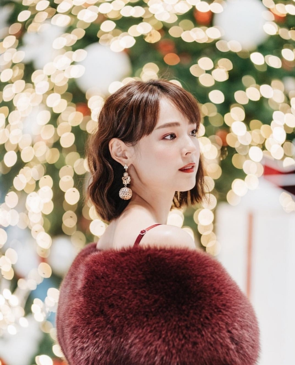 pattie身披红色绒毛披肩,露出白白的香肩,美得清新脱俗,完全看不出30