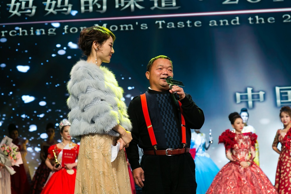 世界举重冠军何灼强为传奇夫人打cal