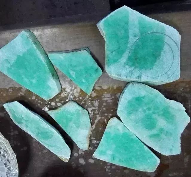 摆三桥1万买回来的赌石,切出满绿手镯暴涨,成品出世更是涨懵