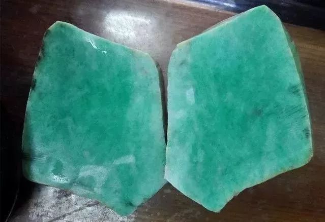 摆三桥1万买回来的赌石,切出满绿手镯暴涨,成品出世更是涨懵