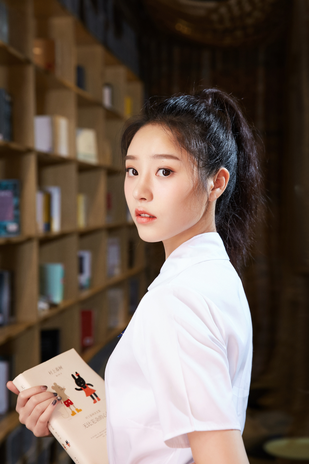 姜一朵发布校园写真 清新甜美惹人爱