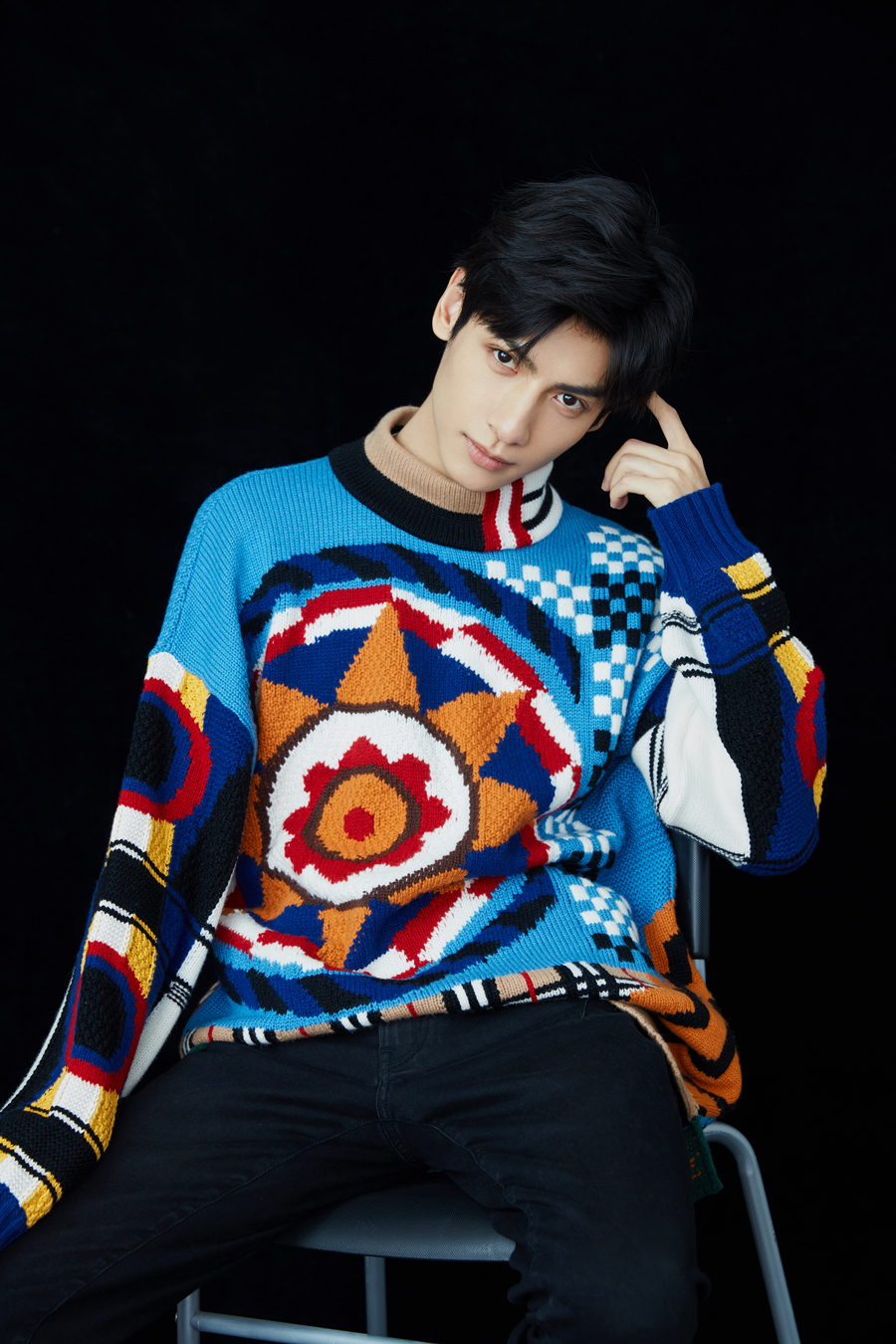 罗云熙新年写真曝光 治愈浅笑绽放冬日活力