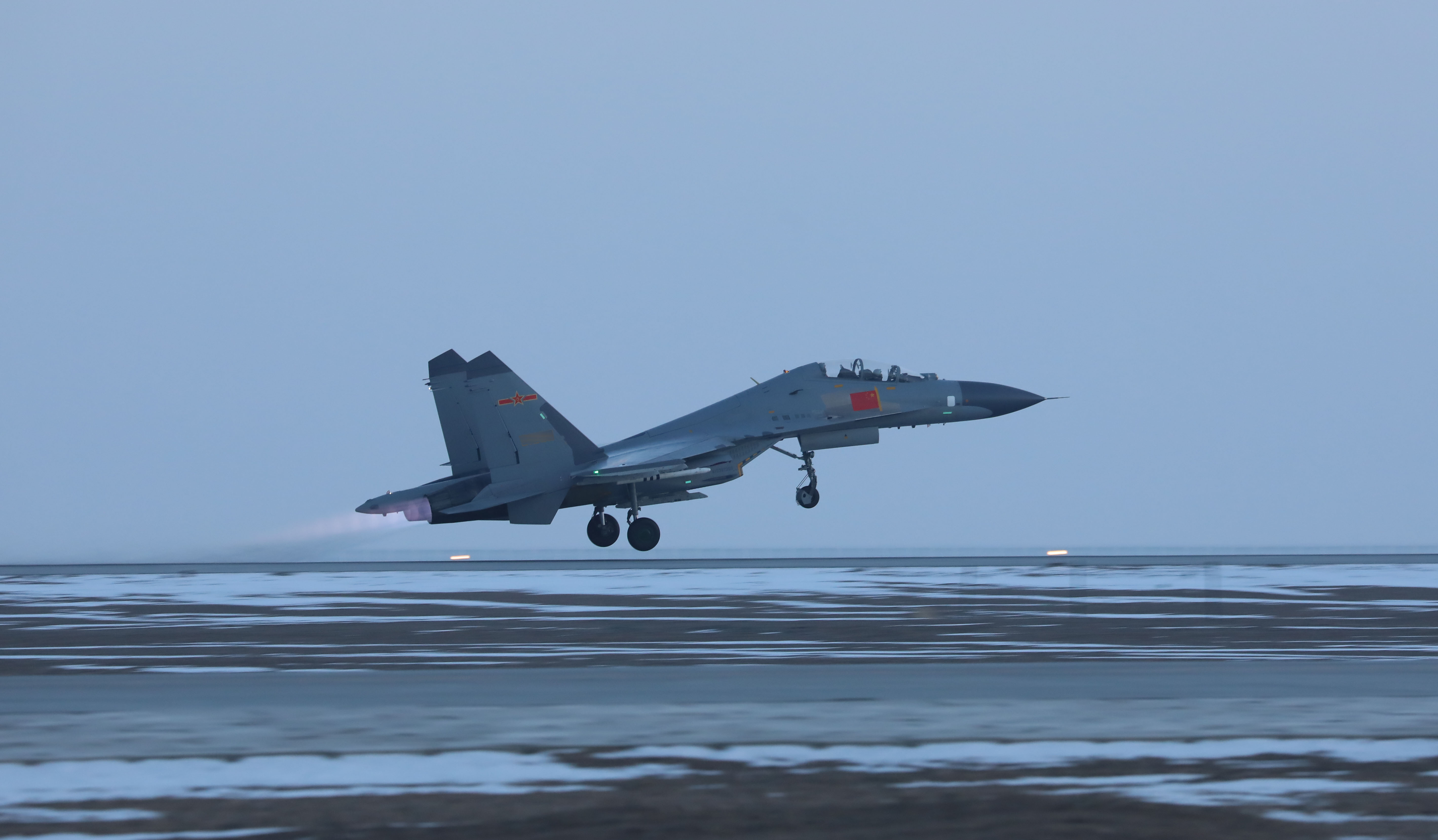 空军航空兵某部转场西北大漠进行夜间实弹打靶