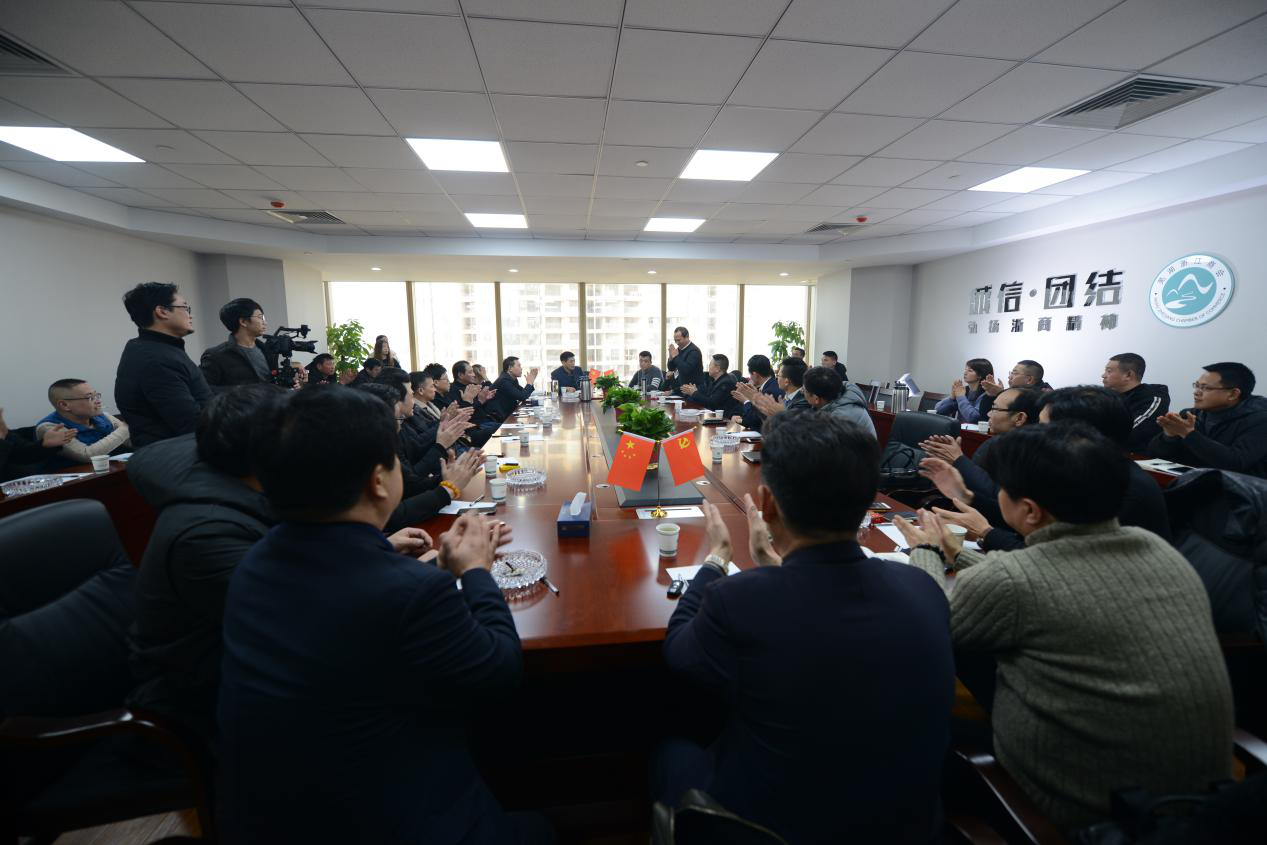 大会由组委会总调度金祖发主持,陈定仁会长就抓紧落实高峰论坛相关