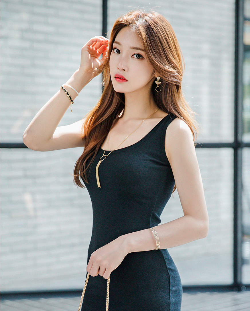 美女写真黑色修身连衣裙温柔优雅又有女人味